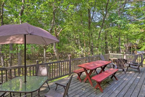 Lake Harmony House with Deck and Big Boulder Views! in Lake Harmony, USA