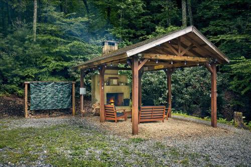 Peaceful Getaway Penrose Cabin with Hot Tub and Pond in Penrose, USA