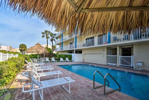 Walk to Madeira Beach Coastal Condo with Balcony in 馬德拉海灘