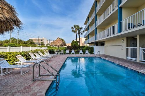 Walk to Madeira Beach Coastal Condo with Balcony in 馬德拉海灘