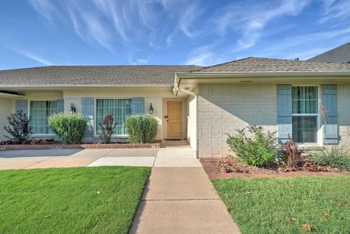 Elegant NW Oklahoma City Home with Spacious Yard in Oklahoma City, USA