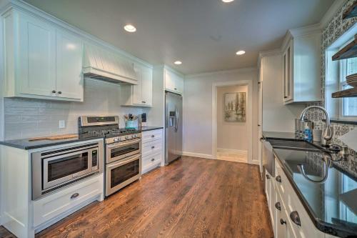 Elegant NW Oklahoma City Home with Spacious Yard in Oklahoma City, USA