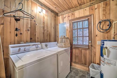 Cozy Cabin Near Massanutten Resort and Water Park!