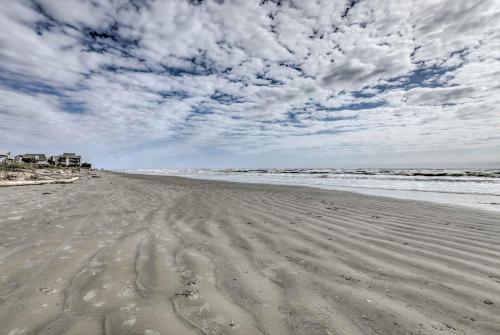 Updated Galveston Home with Deck - 150 Ft to Beach! - image 12