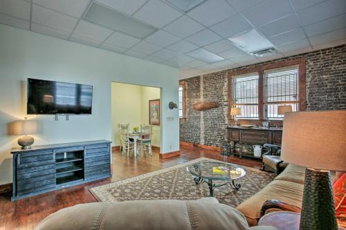 Quarters Above Courtyard-Near Strawberry Festival! - image 6