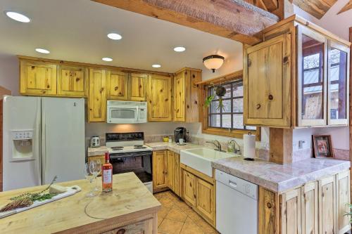 Eclectic Shasta Cascade Getaway on 15-Acre Ranch! in Weaverville (CA)
