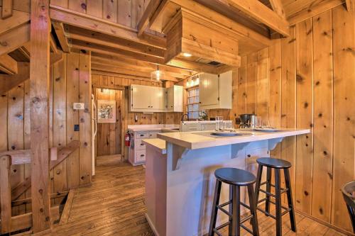 Chic Lake Arrowhead Cabin with Deck 2 Mi to Village in Skyforest