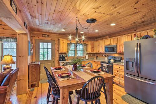 Waynesville Escape - Mtn Cabin Above the Clouds! in Waynesville, USA