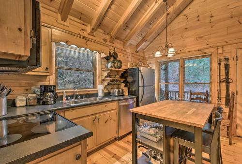 Cherry Log Cabin 10 Min to EllijayandBlue Ridge! in Cherry Log, USA