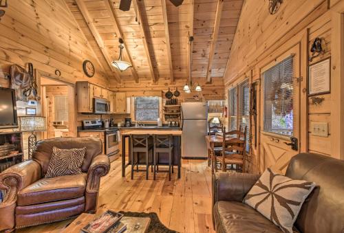 Cherry Log Cabin 10 Min to EllijayandBlue Ridge! in Cherry Log, USA