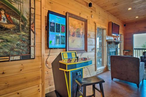 Smoky Mountain Views and Hot Tub Spacious Cabin! in Oldham (TN)