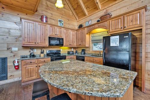Smoky Mountain Views and Hot Tub Spacious Cabin! in Oldham (TN)
