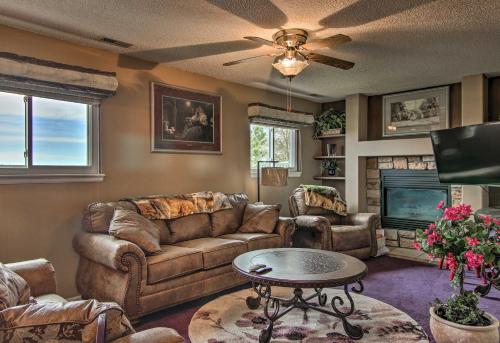 Colo Springs Home, 5 Mins to Cheyenne Mtn and DT!