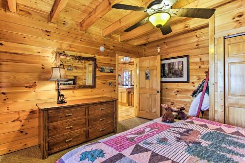 Cozy Smoky Mtn Cabin with Many Nearby Attractions! - image 4