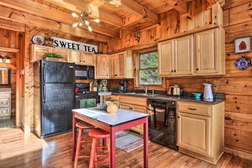 Scenic Solitude in Pigeon Forge with Hot Tub and View - image 9