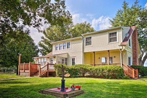 Remodeled Historic Farmhouse about 20 Mi to KC! - Liberty