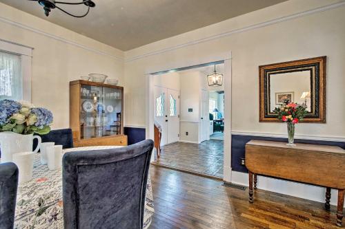 Remodeled Historic Farmhouse about 20 Mi to KC! in Liberty, USA