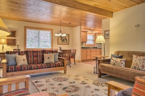 North Carolina Abode - Hot Tub, Foosball and Grill! in Zirconia, USA