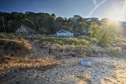 Lakefront Montague Cottage on a Private Beach! - image 2