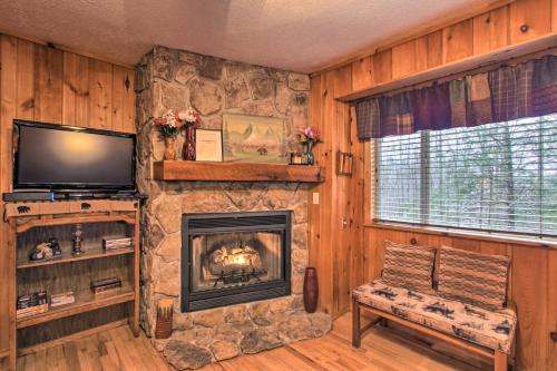 Private Gatlinburg Cabin Pet Friendly with Hot Tub! in Gatlinburg, USA