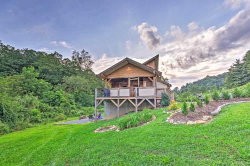 Sawyers Cabin with Hot Tub, 12 Mi to Asheville!