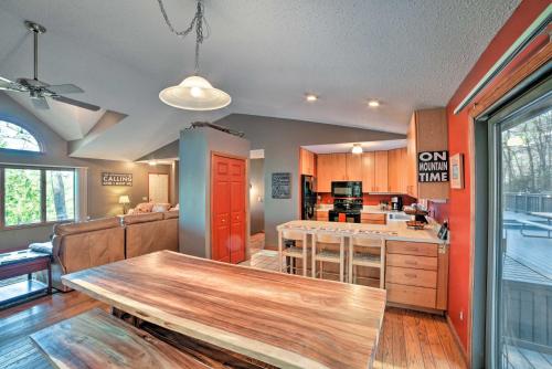 Slopeside Retreat in Massanutten with Hot Tub and Deck!