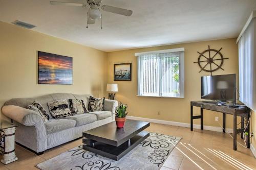 Ft Lauderdale Townhome on Canal - 3 Mi to Beach! in Fort Lauderdale, USA