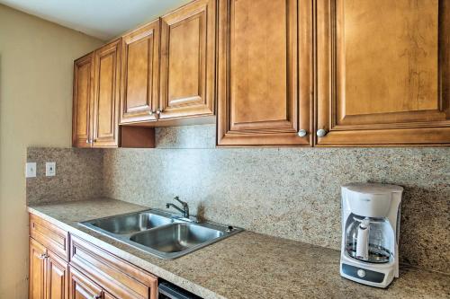 Ft Lauderdale Townhome on Canal - 3 Mi to Beach! in Fort Lauderdale, USA
