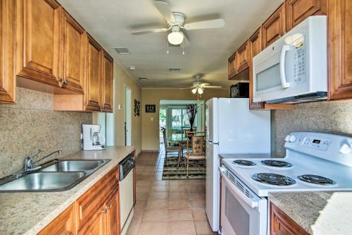 Ft Lauderdale Townhome on Canal - 3 Mi to Beach! in Fort Lauderdale, USA