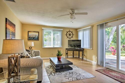 Ft Lauderdale Townhome on Canal - 3 Mi to Beach! in Fort Lauderdale, USA