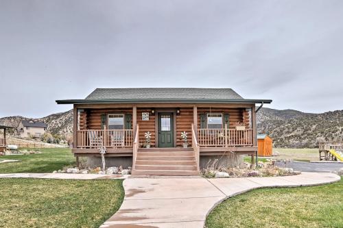 . Rustic Cabin Near Palisade State Park with Deck!