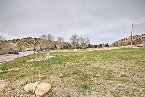 Rustic Cabin Near Palisade State Park with Deck!
