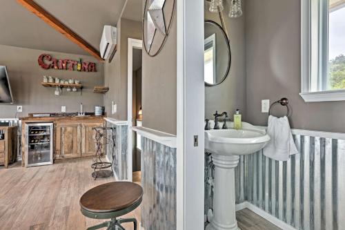 Ladera Hill Country Estate on 13 Acres with Hot Tub - image 5