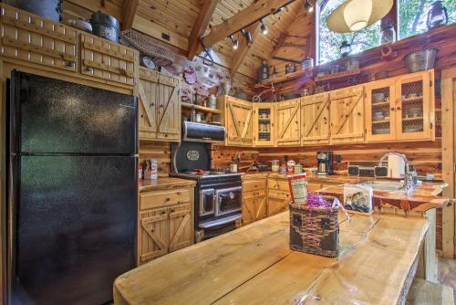 Hot Tub and Fireplace! Macks Creek Cabin on 30 Acres in 亞爾伯特李 (MO)