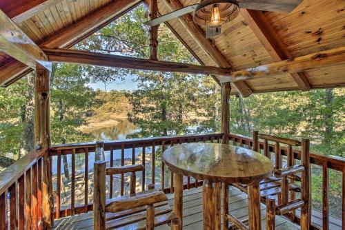 Hot Tub and Fireplace! Macks Creek Cabin on 30 Acres in 亞爾伯特李 (MO)