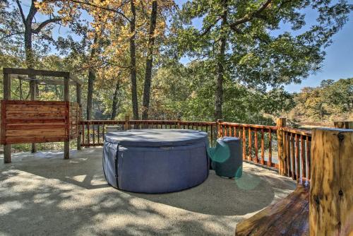 Hot Tub and Fireplace! Macks Creek Cabin on 30 Acres in 亞爾伯特李 (MO)