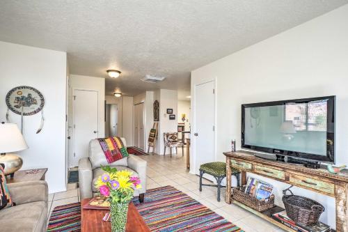 Mountain-View Albuquerque Townhome with Patio! in Albuquerque East