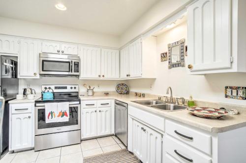 Mountain-View Albuquerque Townhome with Patio! in Albuquerque East