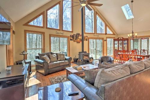 Cozy Retreat with Deck and Hot Tub, 20 mins to Kalahari - Tobyhanna