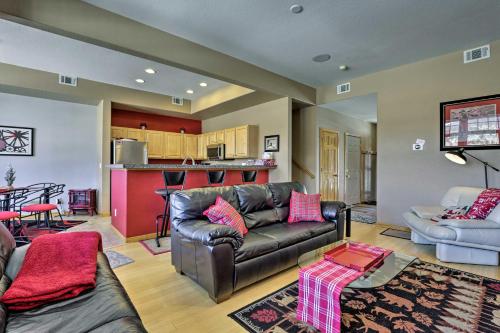 Silverthorne Townhome with Hot Tub and Mountain Views! in Silverthorne, USA