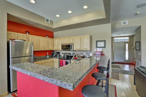 Silverthorne Townhome with Hot Tub and Mountain Views! in Silverthorne, USA