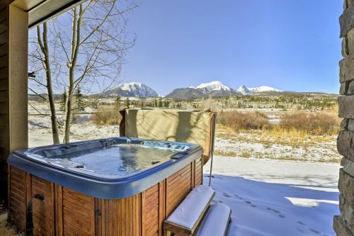 Silverthorne Townhome with Hot Tub and Mountain Views! in Silverthorne, USA