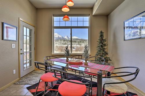 Silverthorne Townhome with Hot Tub and Mountain Views! in Silverthorne, USA