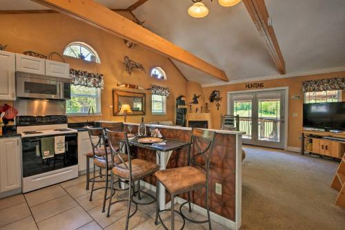 Cozy Cabin on Tenn River - 10 Mi to Chattanooga! in Chattanooga, USA