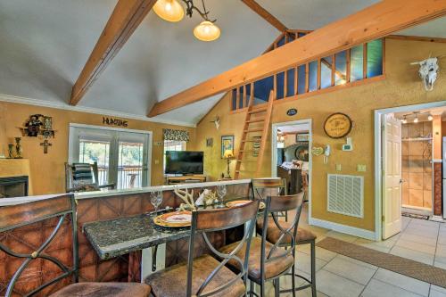 Cozy Cabin on Tenn River - 10 Mi to Chattanooga! in Chattanooga, USA