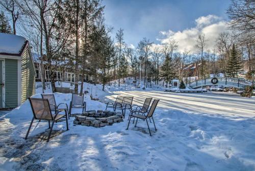 Ski Condo w/ Pool, Close to Story Land & Attitash!, Bartlett (foto 2)