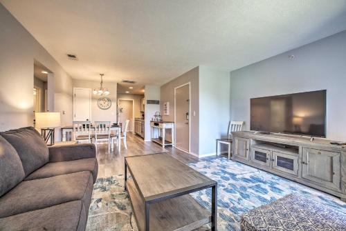 Cozy Condo with Pool Access in the Heart of Branson!