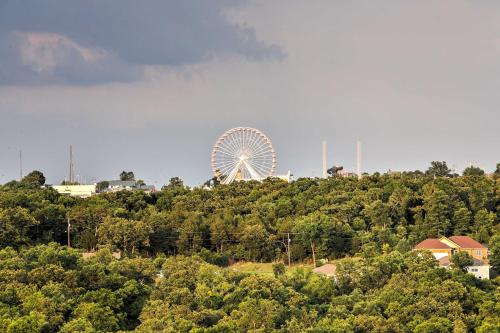 Cozy Condo with Pool Access in the Heart of Branson! in Branson, USA