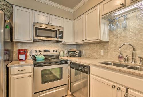 Port Aransas Condo with Pool Access Near Beach! in Mustang Beach, USA