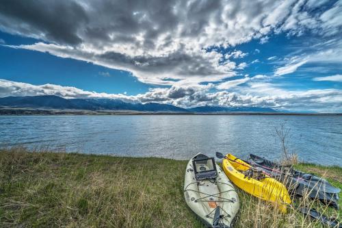 Mtn-View Ennis Lake Studio with Kayak Pool Fire Pit - image 9